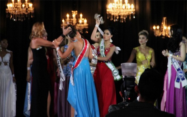 Á hậu thô bạo giật và ném vương miện của Hoa hậu Amazon 2015 1