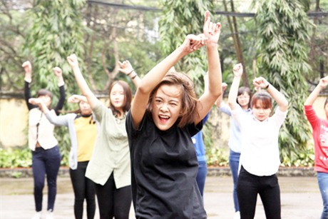 Sinh viên trường Nhân văn đội mưa nhảy flashmob ủng hộ nữ quyền