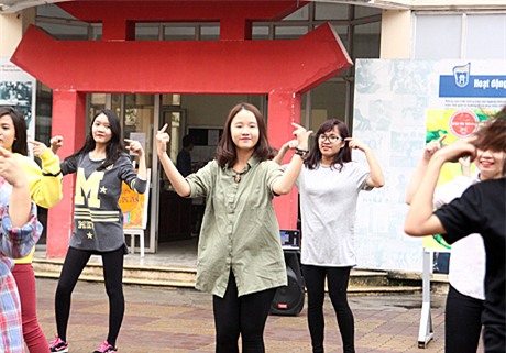 Giương cao khẩu hiệu “#1 bilion rising HaNoi VietNam” – 1tỷ người cùng đứng lên vì quyền phụ nữ