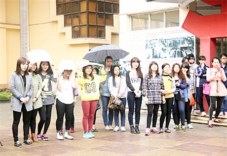 Các sinh viên của trường Nhân văn hào hứng theo dõi và cổ vũ màn flashmob trong mưa