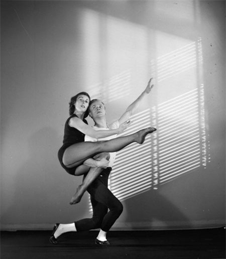 Bà Eileen (trái) khi còn là một nữ vũ công trẻ trung trên sân khấu.