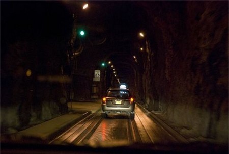Để đi đến thị trấn Whittier cần phải đi qua một đường hầm dài xuyên núi