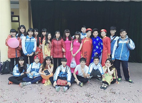 Nhật Anh và bạn bè, cô giáo lớp 10A10 trường THPT Tây Hồ, Hà Nội