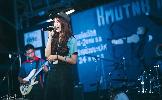 Hot girl Thai Lan so huu guong mat va giong hat thien than