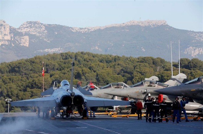 Phi cơ cất cánh từ tàu sân bay Pháp để dội bom IS