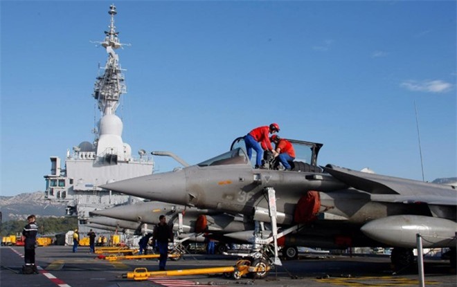 Phi cơ cất cánh từ tàu sân bay Pháp để dội bom IS