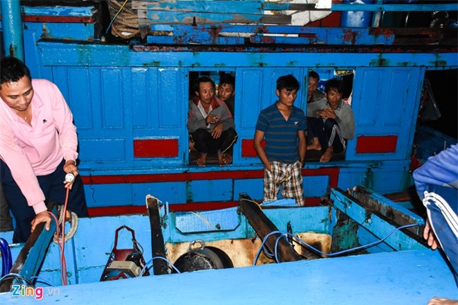 Cảnh tan hoang của tàu cá Quảng Ngãi bị tông chìm 