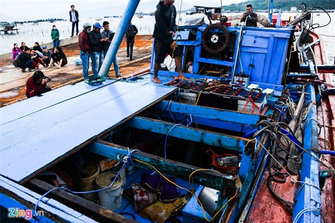 Cảnh tan hoang của tàu cá Quảng Ngãi bị tông chìm 
