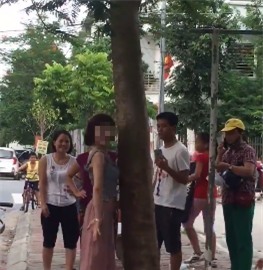 Hành động lạ của thiếu nữ đi xe SH bên gốc cây gây tranh cãi - Ảnh 1