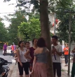 Hành động lạ của thiếu nữ đi xe SH bên gốc cây gây tranh cãi - Ảnh 2