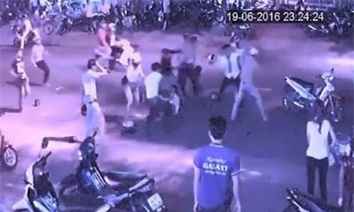 Video: Hàng chục thanh niên lao vào hỗn chiến náo loạn Đà Nẵng - Ảnh 1