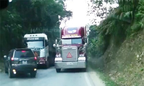 Video: Ôtô 7 chỗ may mắn thoát tai nạn khi tránh container vượt ẩu - Ảnh 2