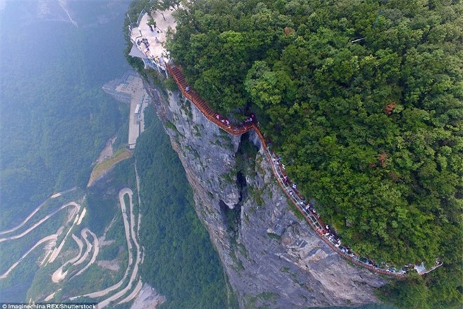 Loi di day kinh cao 1.400 m ben ria nui da hinh anh 1