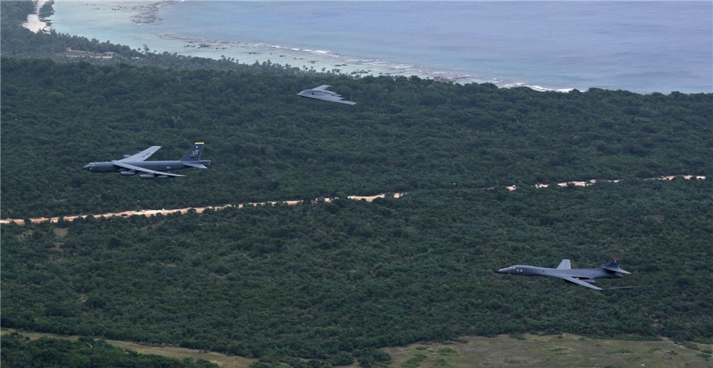  Lần đầu tiên 3 siêu máy bay ném bom B-1, B-2, B-52 cùng bay tới biển Đông. Ảnh: Không quân Mỹ 