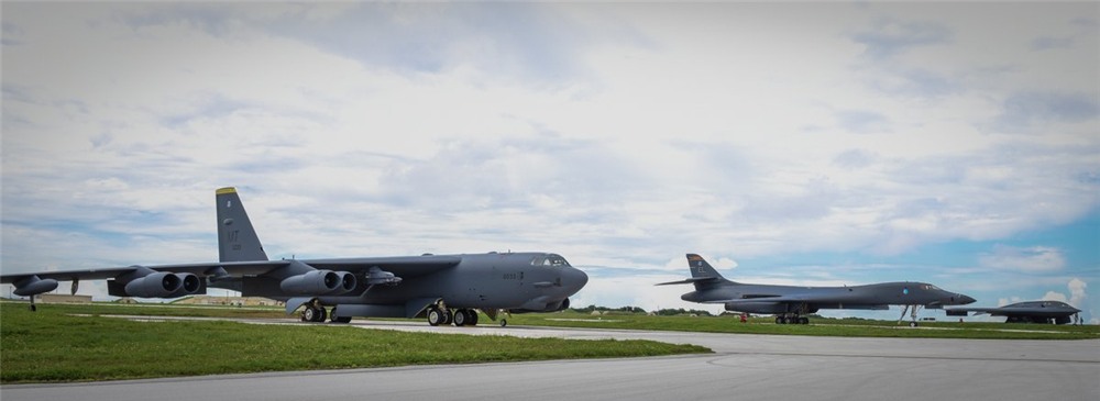  B-52, B-1, và B-2 (từ phải qua trái) trên đường băng ở Căn cứ Không quân Andersen ở Guam. Ảnh: Không quân Mỹ 