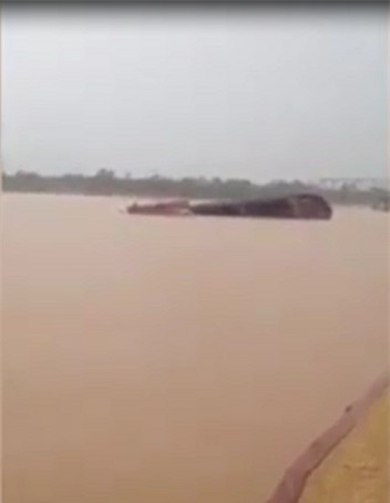Video: Chìm tàu trên sông Đuống, nhiều người cố gắng bơi ra khỏi tàu - Ảnh 1