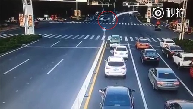  Chiếc ô tô dừng chờ đèn đỏ khi vụ nổ chưa xảy ra. 