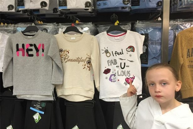 Cô bé 8 tuổi khiến thế giới sửng sốt khi chỉ ra sự bất công của những câu slogan trên áo nam và nữ - Ảnh 2.