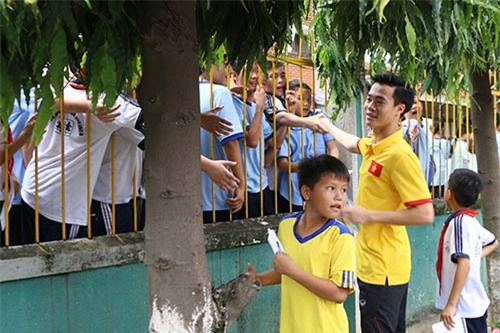ĐT Việt Nam: Hàng trăm em nhỏ chờ xin chữ ký Công Vinh - 12