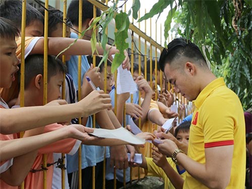 ĐT Việt Nam: Hàng trăm em nhỏ chờ xin chữ ký Công Vinh - 9