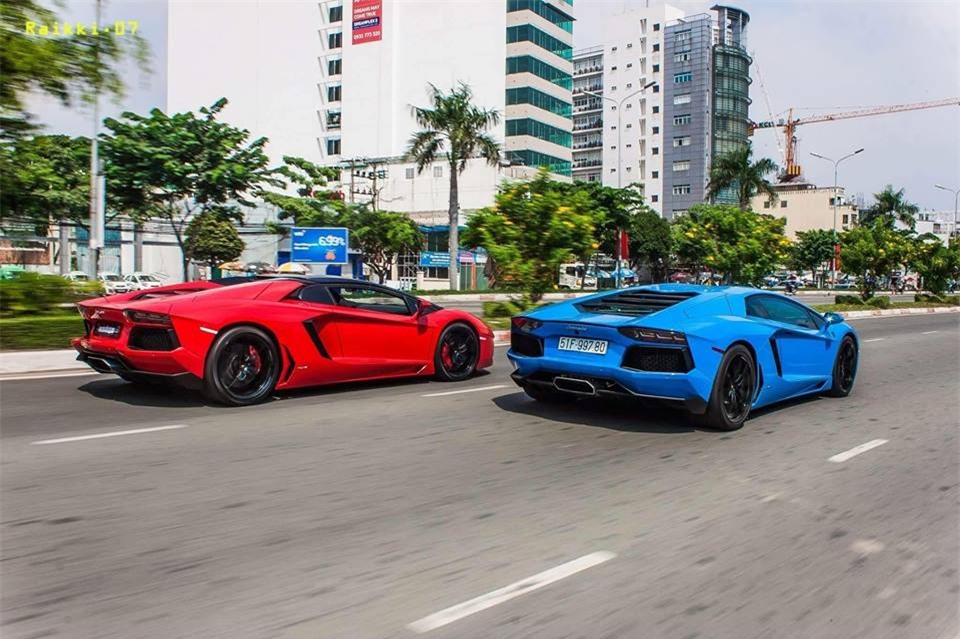 Xem bộ đôi Lamborghini Aventador màu độc nhất Việt Nam “đua tốc độ” trên phố