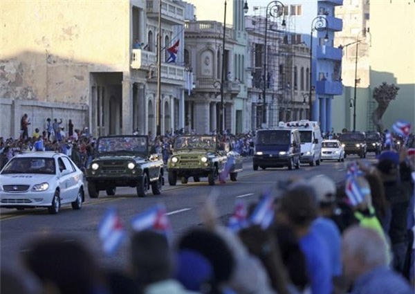 Hình ảnh xe chở tro cốt lãnh tụ Fidel Castro về nơi an nghỉ