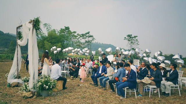 Các thành viên CLB dù lượn tham gia đám cưới của đôi bạn trẻ Hà Nội.