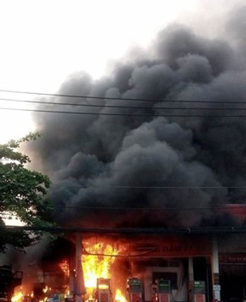 Cháy nổ lớn ở cửa hàng xăng dầu Sài Gòn