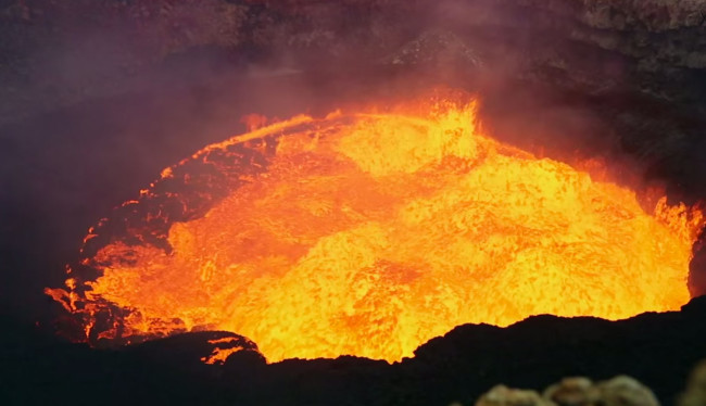 Video: Giỡn mặt tử thần, tiếp cận miệng núi lửa đang phun trào để chụp ảnh tự sướng - Ảnh 5.
