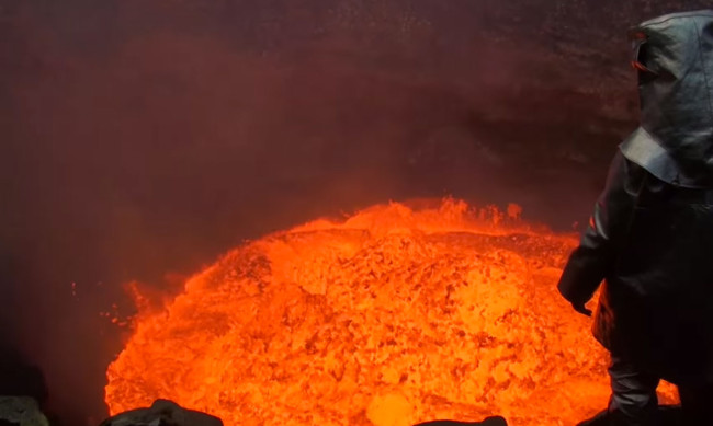 Video: Giỡn mặt tử thần, tiếp cận miệng núi lửa đang phun trào để chụp ảnh tự sướng - Ảnh 4.