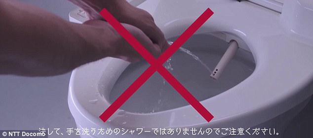 Đặc biệt, không dùng vòi xịt để rửa tay