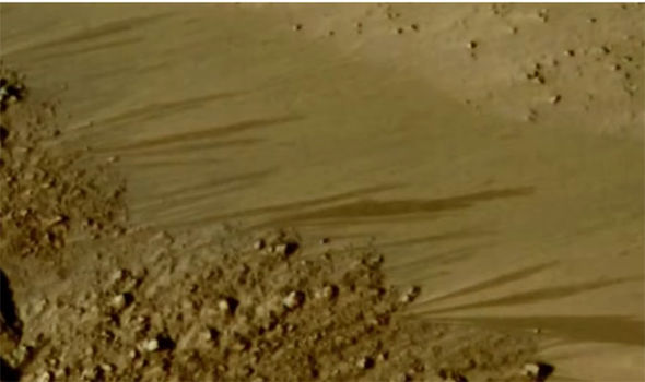 Hình ảnh của NASA cho thấy sao Hỏa có nước và mây? - 3