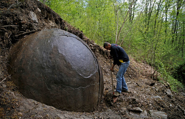 
Anh Suad Keserovic dọn dẹp quả cầu có kích thước khổng lồ, nằm gần khu vực Zvidovici, Bosnia. Quả cầu có trọng lượng khoảng 35 tấn. Ước tính hàng trăm khách du lịch từ khắp nơi trên thế giới đổ về thăm quả cầu đặc biệt này.
