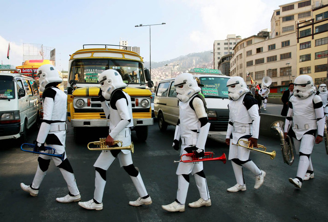 
Các thành viên của ban nhạc trường học, mặc trang phục của bộ phim Star Wars (tạm dịch: Chiến tranh giữa các vì sao) khi cả nhóm đi bộ qua tuyến đường trung tâm của La Paz, Bolivia.
