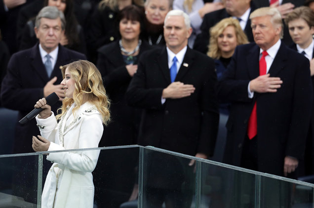 Nữ ca sĩ 16 tuổi Jackie Evancho hát quốc ca Mỹ trong khi Tổng thống Mỹ Donald Trump và Phó Tổng thống Mike Pence đứng ngay phía sau cô gái trẻ tài năng. Buổi lễ diễn ra ở khu phía tây của tòa nhà Quốc hội Mỹ, thủ đô Washington DC, vào ngày 20/1 vừa qua (theo giờ Mỹ).
