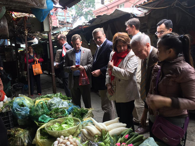 
Các Đại sứ châu Âu ghé một cửa hàng rau để mua sắm.
