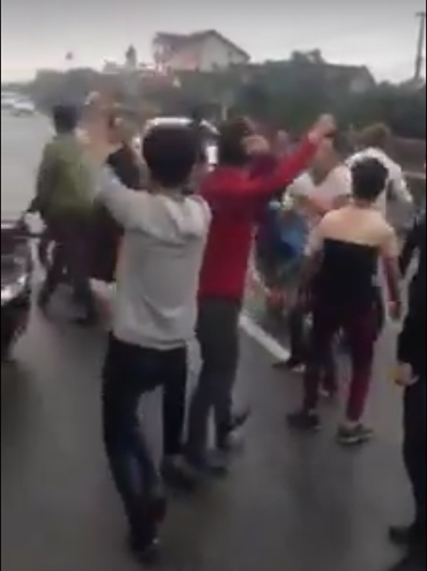 Hàng chục chục thanh niên kéo nhau ra nhảy múa giữa đường (Ảnh cắt từ clip)
