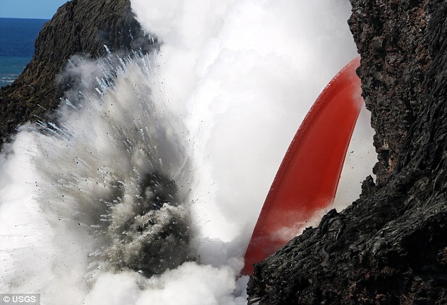 Video: Dòng dung nham núi lửa nổ tung khi trút xuống biển - 1