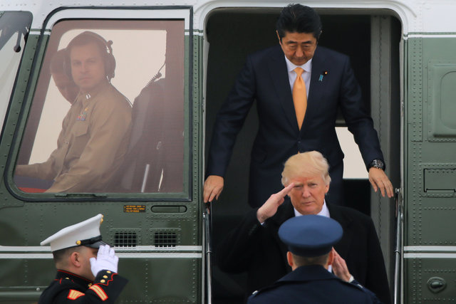 
Tổng thống Trump đã mời Thủ tướng Abe đi trực thăng Marine One và chuyên cơ Không lực Một (Ảnh: Reuters)
