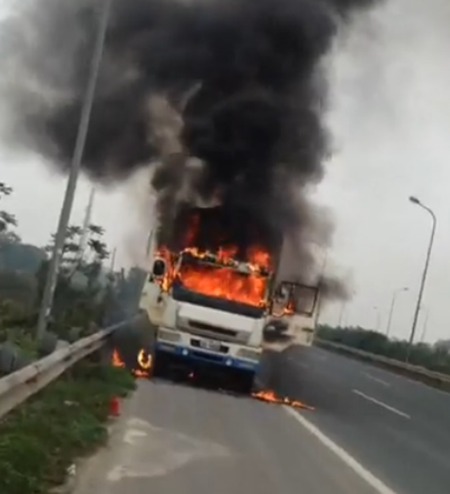 Hà Nội: Xe tải mang BKS Lào bốc cháy dữ dội trên đại lộ Thăng Long - Ảnh 2.