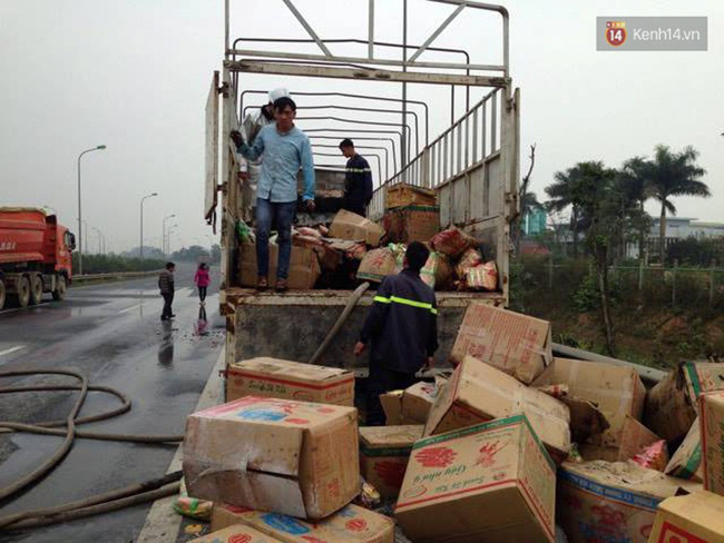 Hà Nội: Xe tải mang BKS Lào bốc cháy dữ dội trên đại lộ Thăng Long - Ảnh 5.