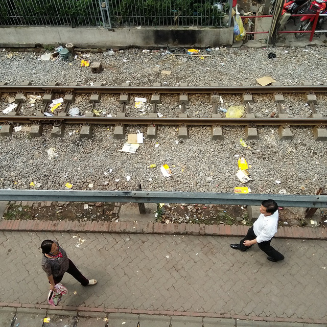 Mỗi lần họp chợ xong là rác thải, túi bóng lại được người bán vứt la liệt trên đường tàu