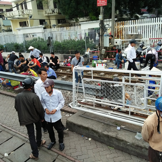 Cảnh họp chợ thường thấy trước cổng bệnh viện Bạch Mai mỗi ngày