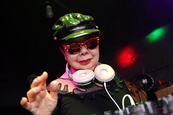 “Thánh quẩy” tuổi 80 được yêu thích hơn cả những nữ DJ bốc lửa