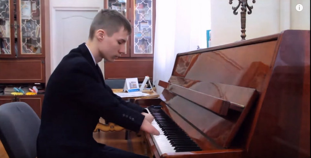 
Bất chấp khó khăn, Alexey Romanov có thể tự tin trình diễn những bản nhạc khó không thua kém người bình thường luyện đàn.

