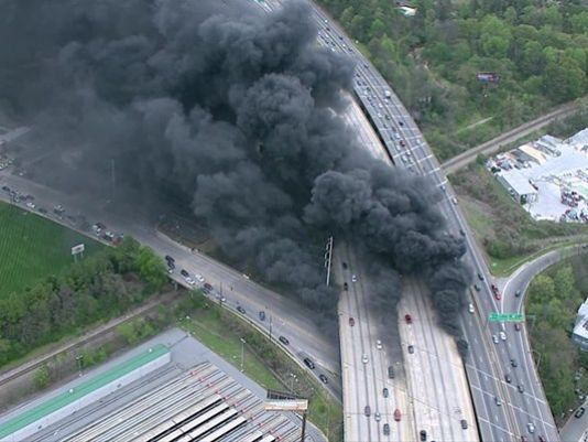 Fox News cho biết một đám cháy lớn đã bốc lên trên một đoạn cao tốc trên cao tại Atlanta, bang Georgia vào khoảng 6h tối ngày 30/3 khiến đoạn đường này đổ sập. (Ảnh: Fox)