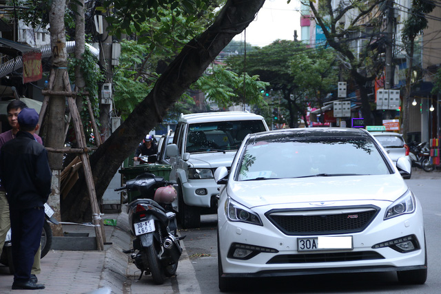 Dọc hai bên đường, vỉa hè của tuyến phố Hàng Bông, ô tô đỗ nhan nhản dưới lòng đường, xe máy được dựng lung tung không theo quy định.
