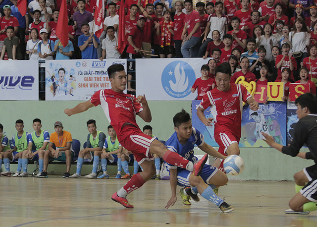 
Futsal (bóng đá trong nhà) là bộ môn thể thao hấp dẫn khán giả nhất trong Giải Thể thao sinh viên Việt Nam (VUG) 2017 do T.Ư Hội Sinh viên Việt Nam tổ chức. Sau hơn ba tháng diễn ra, giải đấu đã tìm được bốn đại diện xuất sắc nhất vào thi đấu vòng chung kết gồm các đội ĐH Bách khoa Hà Nội, ĐH Giao thông vận tải, ĐH Duy Tân và ĐH Bách khoa - ĐHQG TP Hồ Chí Minh
