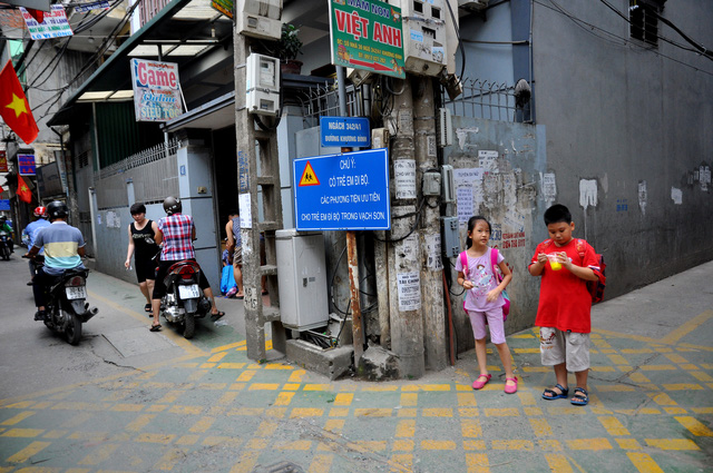 
Việc thiết kế đường đi bộ an toàn vốn rất mới mẻ tại Việt Nam. Việc thực hiện những tuyến đường an toàn này cũng đã có sự hỗ trợ, giúp đỡ của các chuyên gia đến từ Tổ chức Nhịp cầu sức khỏe (HealthBridge) và Hội Kiến trúc sư Hà Nội với các nội dung như: Kẻ vạch đường ưu tiên đi bộ, đặt biển báo khuyến nghị các phương tiện chú ý giảm tốc độ, ưu tiên cho học sinh đi bộ đến trường.
