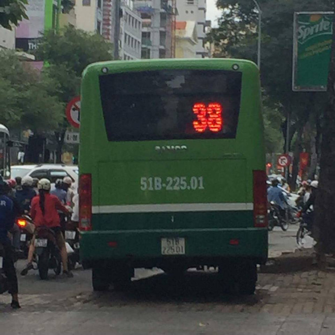 Xe buýt thản nhiên leo lên vỉa hè ở trung tâm TP.HCM khiến nhiều người bức xúc - Ảnh 2.